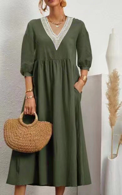 Robe col V élégante avec manches fluides et finitions en dentelle