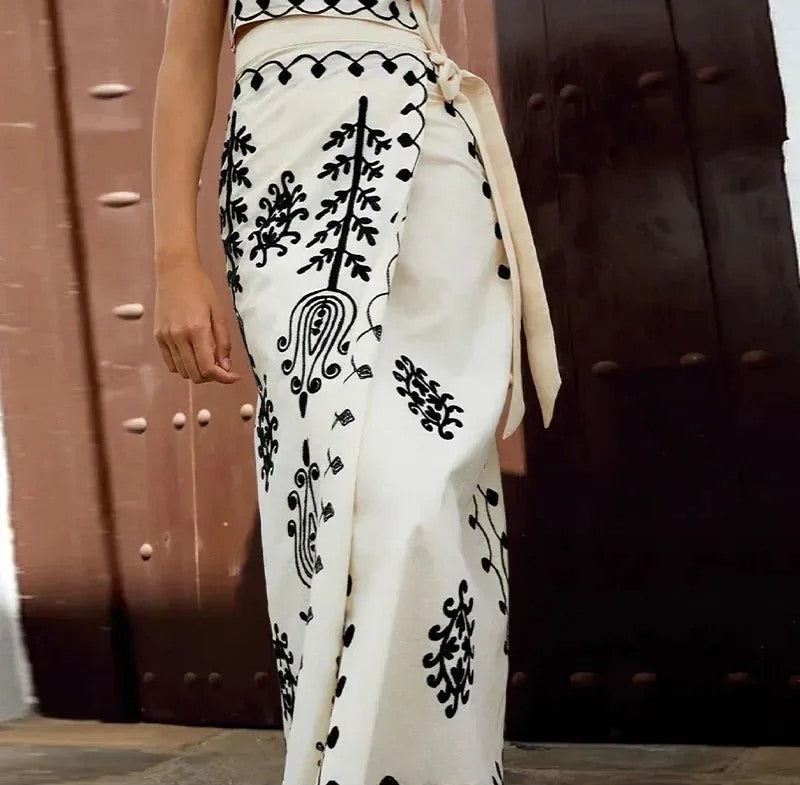 Ensemble deux pièces avec haut sans manches et jupe longue à motifs
