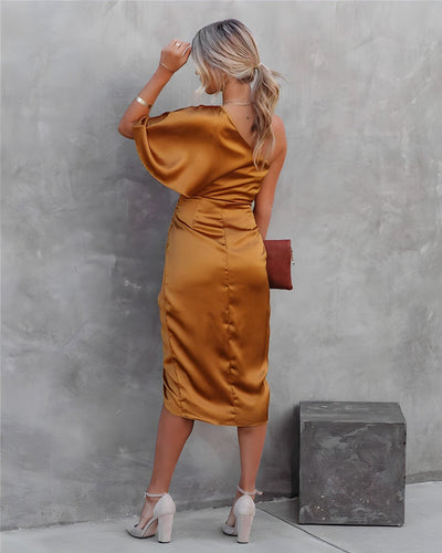 Robe de soirée asymétrique avec épaule unique et coupe raffinée