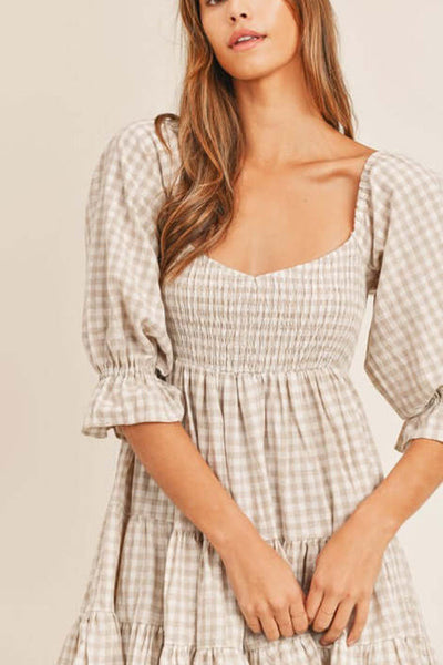 Robe babydoll à carreaux avec détail froncé parfaite pour un style décontracté et élégant