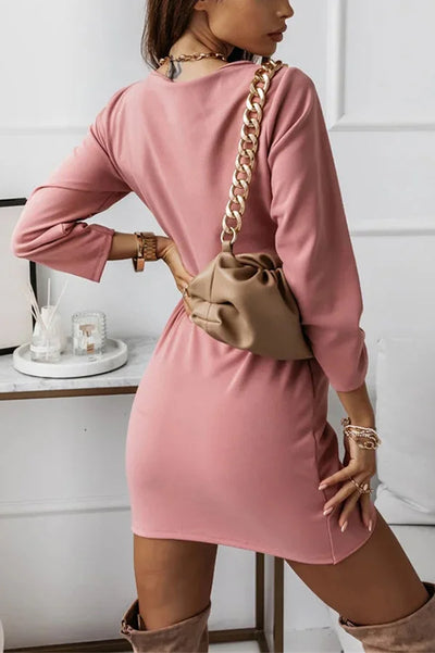 Robe courte à manches longues avec détails froncés parfaite pour un style moderne et élégant
