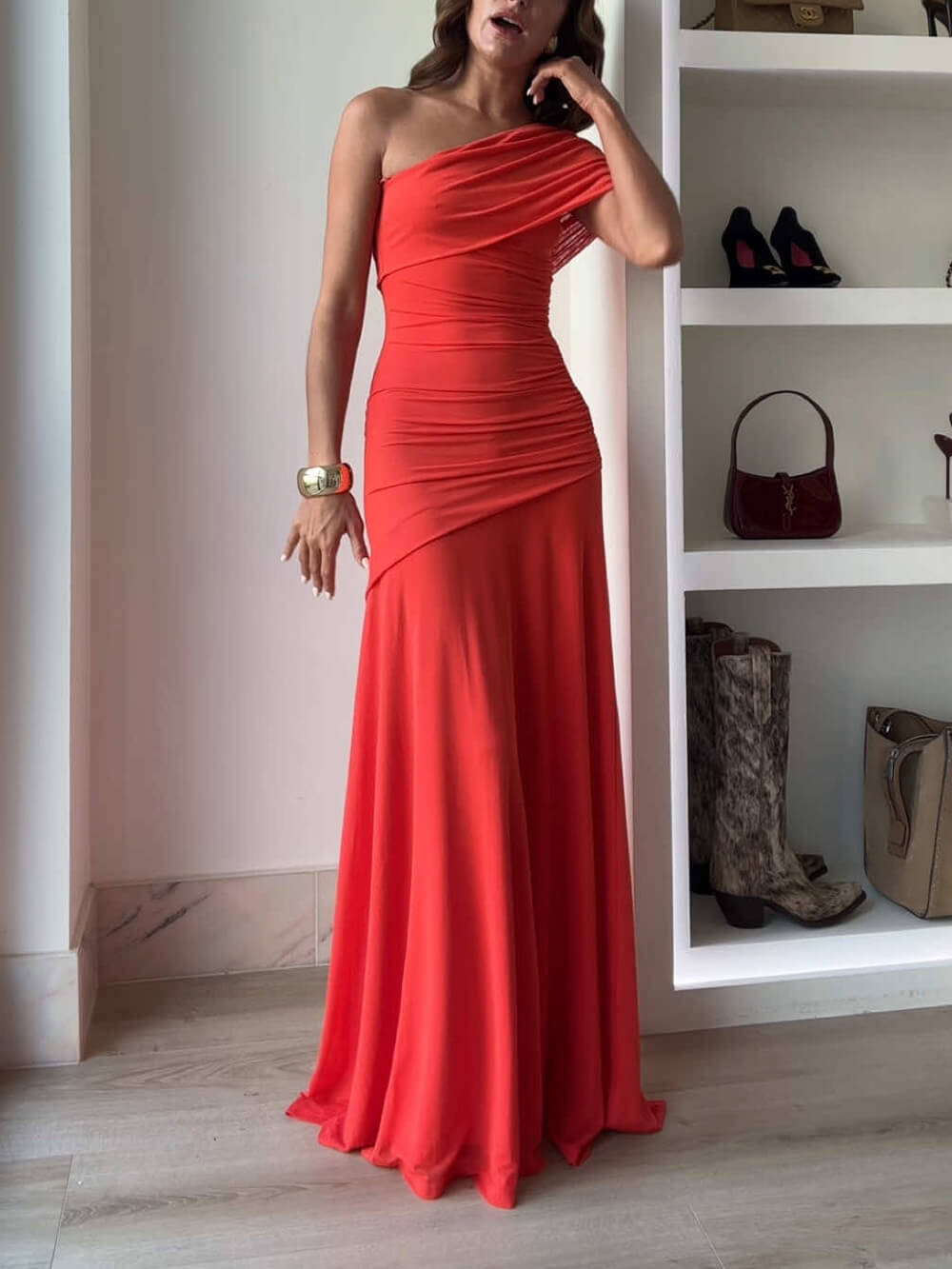 Robe longue élégante épaules dénudées plissée parfaite pour soirée et cérémonie