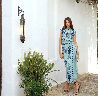 Ensemble deux pièces avec haut sans manches et jupe longue à motifs