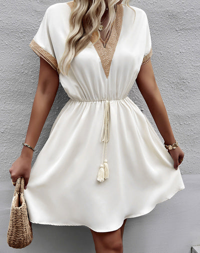 Robe courte avec finitions à franges pour un regarder estival moderne