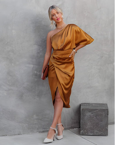 Robe de soirée asymétrique avec épaule unique et coupe raffinée