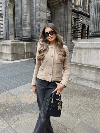 Veste courte femme avec boutons élégants et coupe tendance