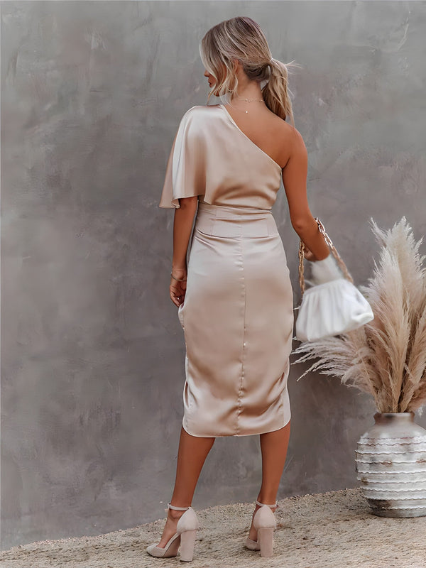 Robe de soirée asymétrique avec épaule unique et coupe raffinée