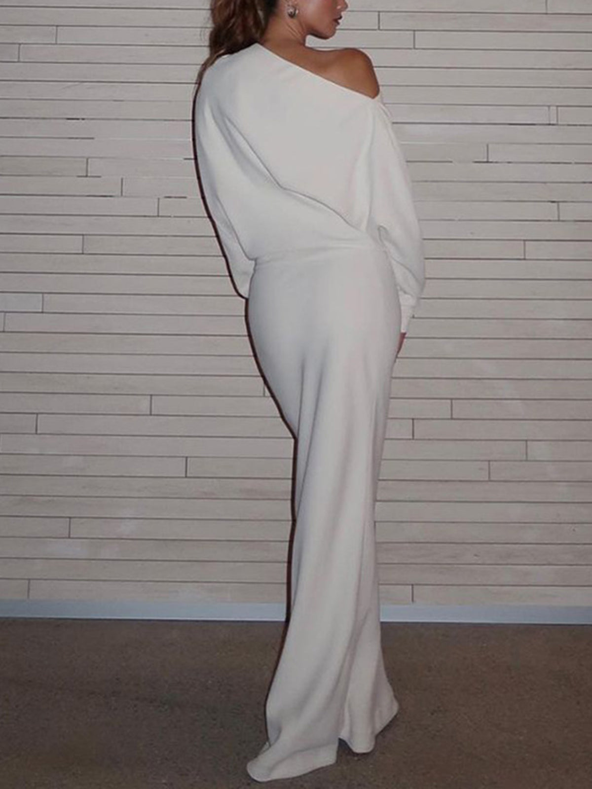 Dani | Robe longue asymétrique à épaules dénudées et manches longues