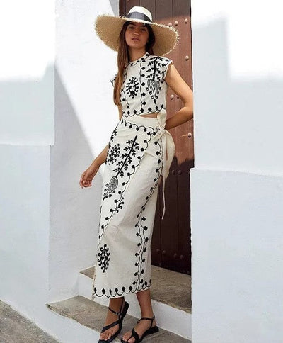 Ensemble deux pièces avec haut sans manches et jupe longue à motifs