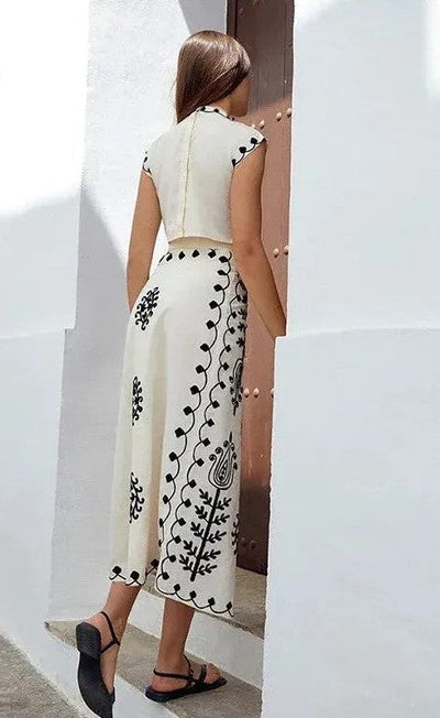 Ensemble deux pièces avec haut sans manches et jupe longue à motifs
