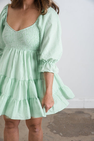 Robe babydoll à carreaux avec détail froncé parfaite pour un style décontracté et élégant