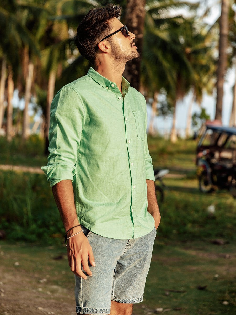 Chemise à manches longues pour homme au style moderne