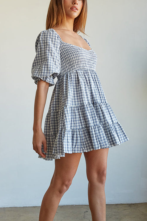 Robe babydoll à carreaux avec détail froncé parfaite pour un style décontracté et élégant
