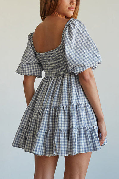 Robe babydoll à carreaux avec détail froncé parfaite pour un style décontracté et élégant