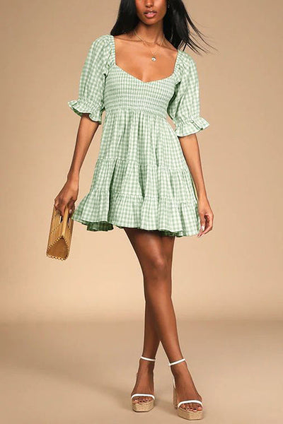 Robe babydoll à carreaux avec détail froncé parfaite pour un style décontracté et élégant