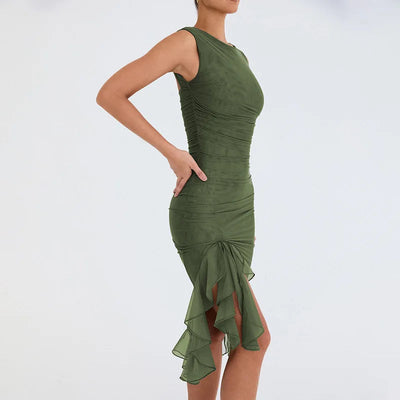 Robe élégante femme avec encolure bateau et coupe asymétrique parfaite pour un style tendance