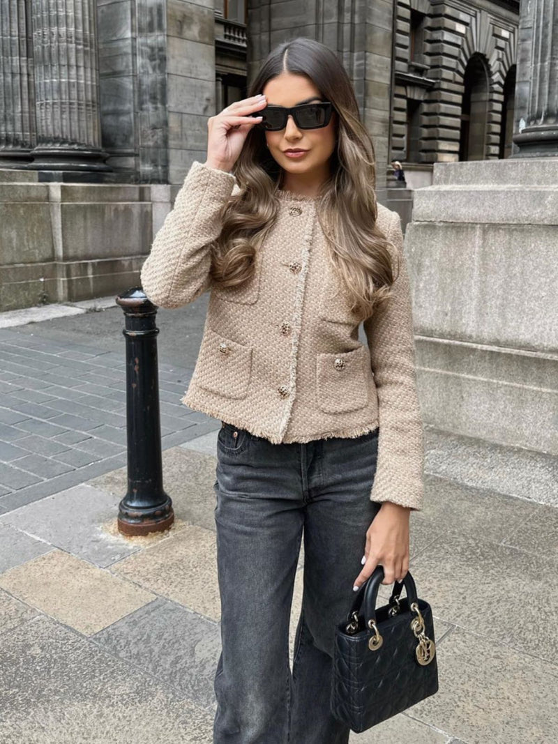 Veste courte femme avec boutons élégants et coupe tendance