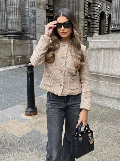 Veste courte femme avec boutons élégants et coupe tendance