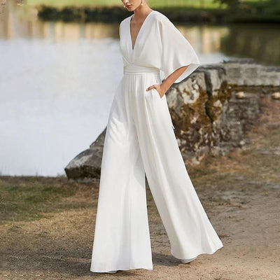Combinaison femme chic avec décolleté profond manches larges et pantalon ample
