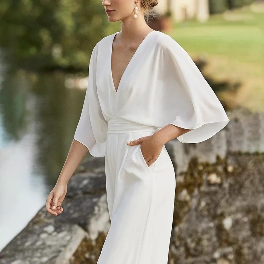 Combinaison femme chic avec décolleté profond manches larges et pantalon ample