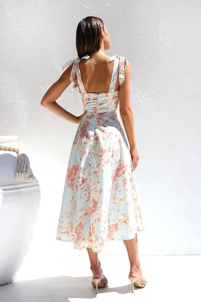 Robe midi à motifs avec fines bretelles pour un regarder léger et tendance