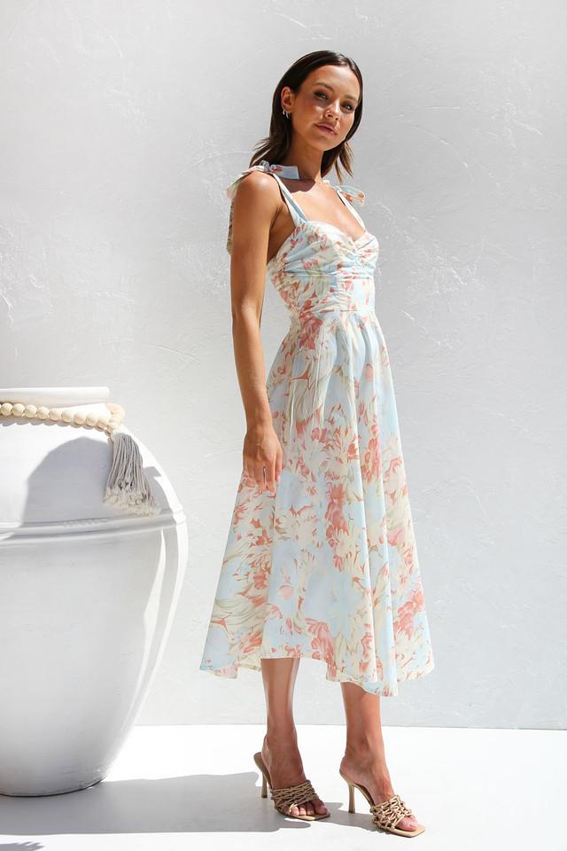 Robe midi à motifs avec fines bretelles pour un regarder léger et tendance