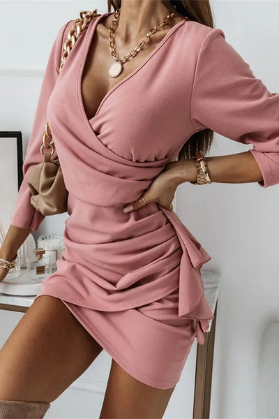 Robe courte à manches longues avec détails froncés parfaite pour un style moderne et élégant
