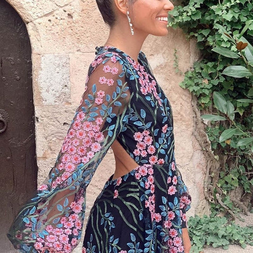 Robe longue fleurie au style rétro avec dos ouvert pour femme