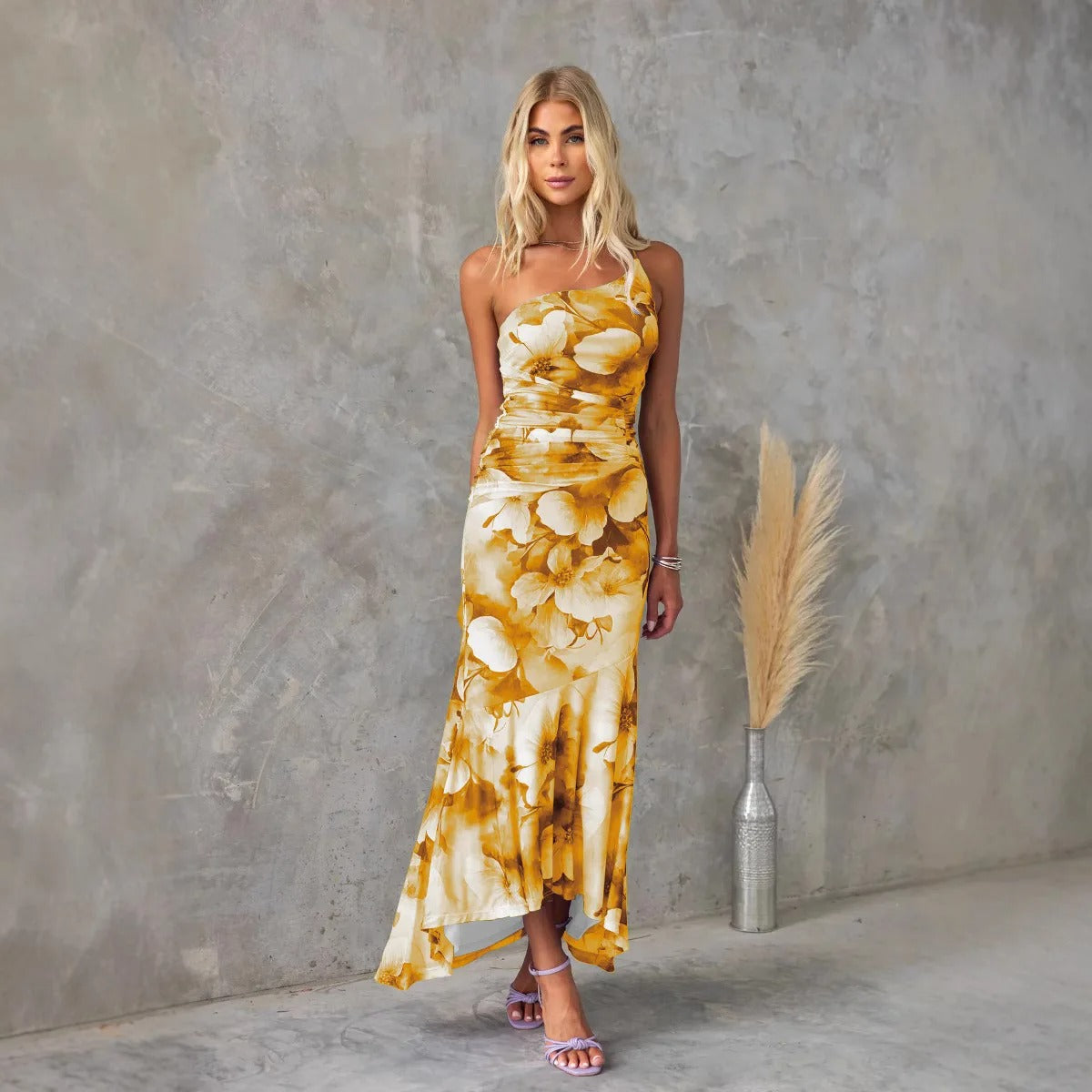Robe midi fluide et stylée avec imprimé floral et coupe asymétrique