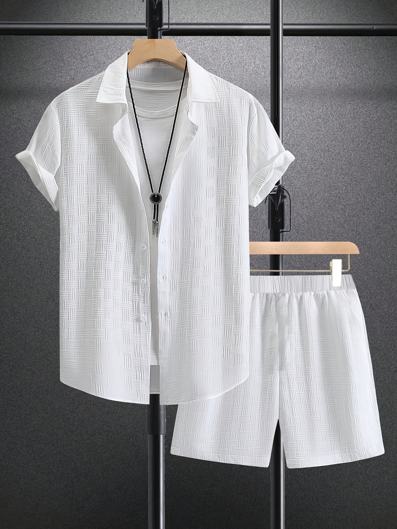 Ensemble estival pour homme composé d’une chemise à manches courtes boutonnée et d’un short parfait pour un regarder décontracté