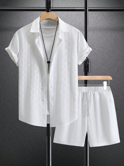 Ensemble estival pour homme composé d’une chemise à manches courtes boutonnée et d’un short parfait pour un regarder décontracté