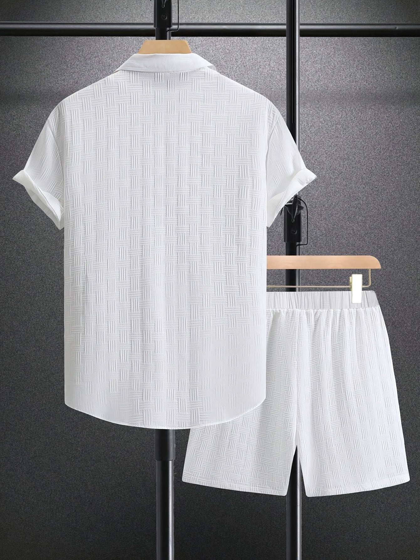 Ensemble estival pour homme composé d’une chemise à manches courtes boutonnée et d’un short parfait pour un regarder décontracté