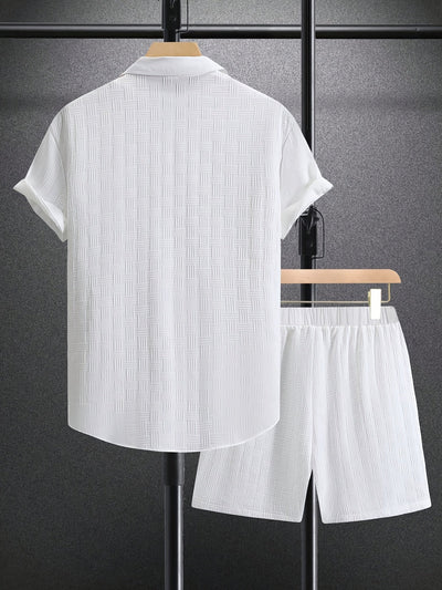 Ensemble estival pour homme composé d’une chemise à manches courtes boutonnée et d’un short parfait pour un regarder décontracté