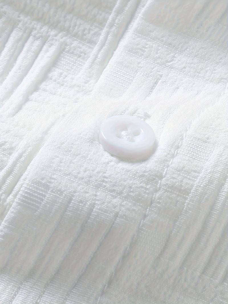 Ensemble estival pour homme composé d’une chemise à manches courtes boutonnée et d’un short parfait pour un regarder décontracté