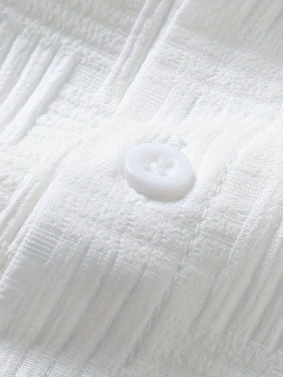 Ensemble estival pour homme composé d’une chemise à manches courtes boutonnée et d’un short parfait pour un regarder décontracté