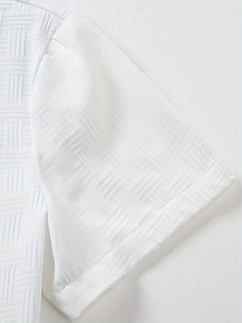 Ensemble estival pour homme composé d’une chemise à manches courtes boutonnée et d’un short parfait pour un regarder décontracté